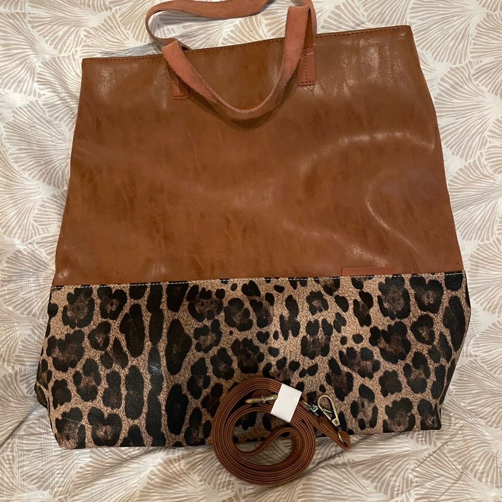 Cute faux leather and animal print tote. Light Weight. Removable strap.
